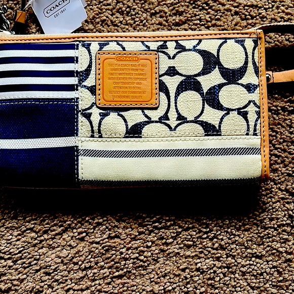 It’s a coach wallet, that is brand new never used with the tag. - Picture 4 of 5